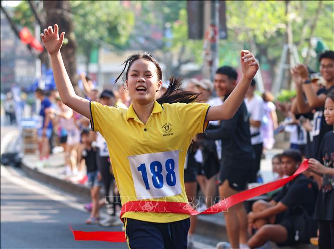 Niềm vui cán đích của học nữ học sinh về Nhất. Ảnh: Thanh Tùng - TTXVN